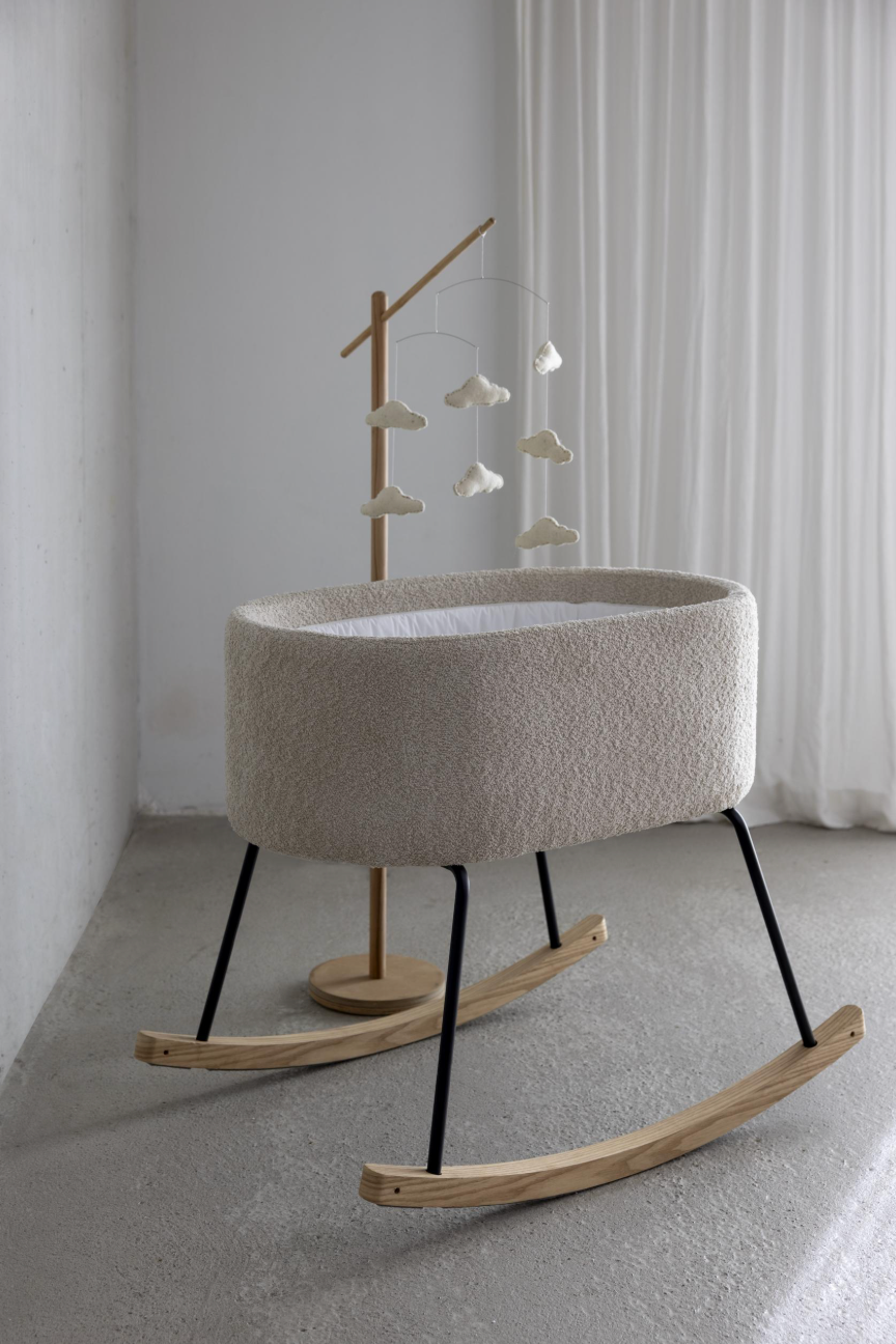 Elegancki drewniany stojak na smartfon