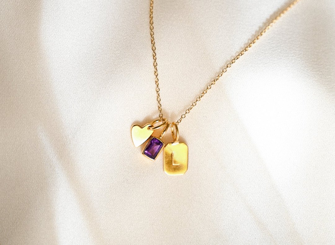 Goldener Geburtsstein-Initialanhänger – mit mehreren Steinen