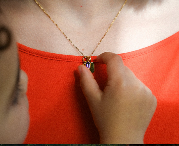 Goldener Geburtsstein-Initialanhänger – mit mehreren Steinen